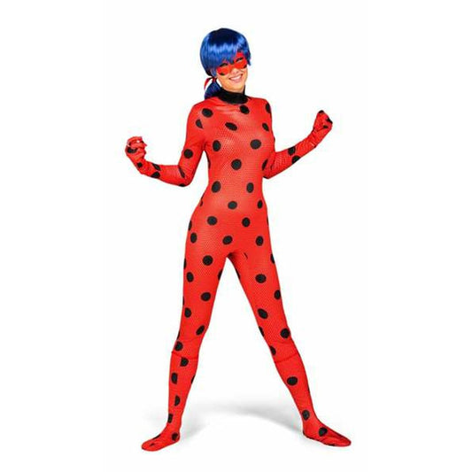 En kvinna i en åtsittande röd och svartprickig heldräkt med blå peruk, mask och matchande tillbehör, poserande självsäkert.