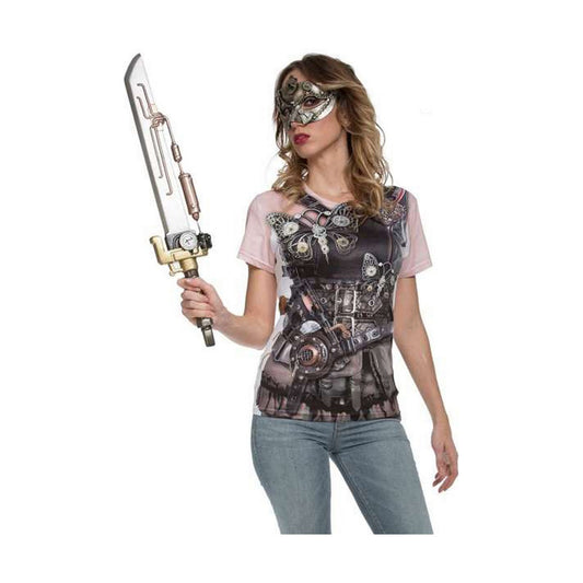 En kvinna med långt blont hår klädd i en ljusrosa t-shirt med ett tryck av en steampunk-korsett, en maskeradmask framför ögonen och håller ett steampunk-svärd i sin högra hand.