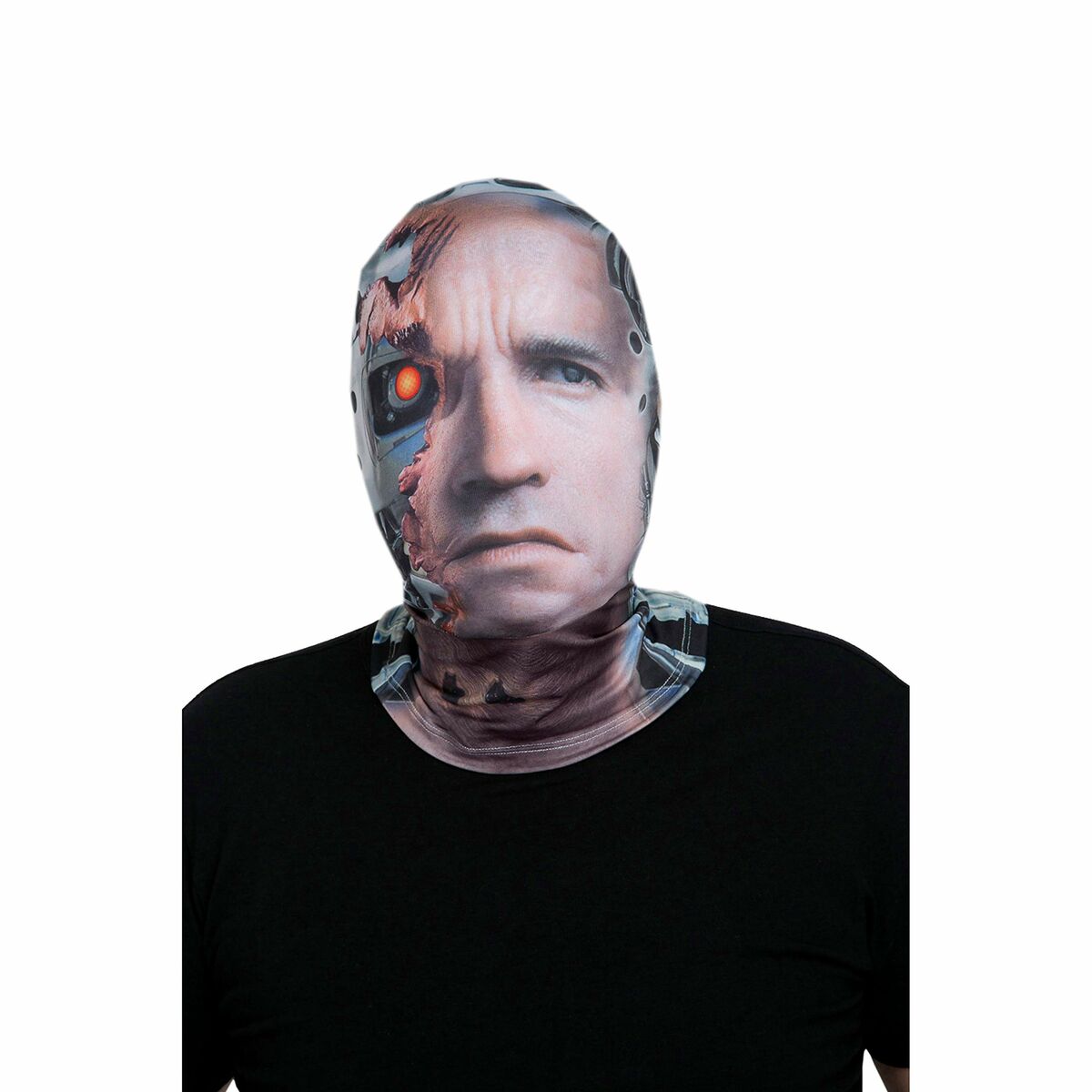 En person som bär en heltäckande ansiktsmask föreställande en cyborgs ansikte där halva huden är borta och ett rött lysande öga syns.