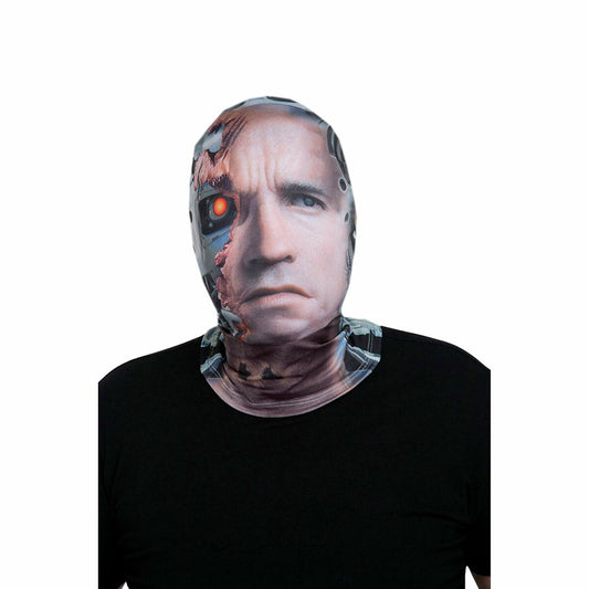 En person som bär en heltäckande ansiktsmask föreställande en cyborgs ansikte där halva huden är borta och ett rött lysande öga syns.