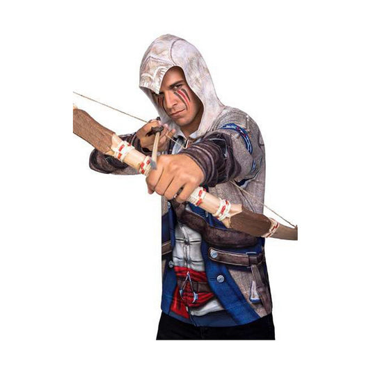 En man i en detaljerad Assassin-dräkt med vit huva spänner en pilbåge redo att skjuta.