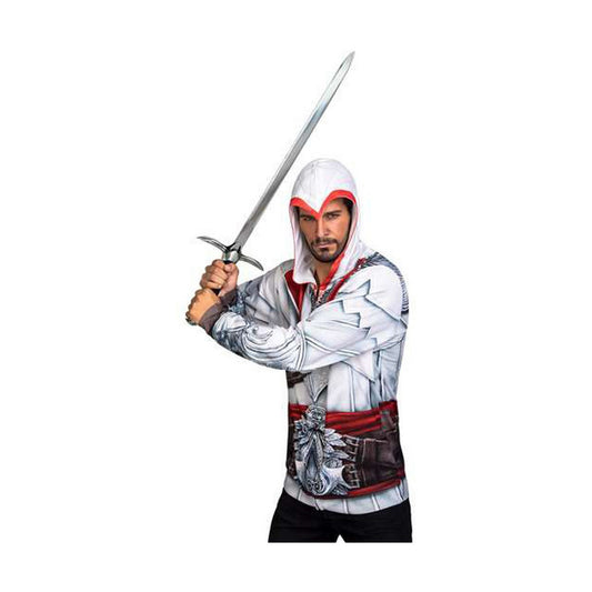 En man med skägg klädd i en vit och röd assassin-inspirerad hoodie håller ett långt svärd.