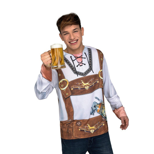 Man i långärmad t-shirt med lederhosen-tryck och ölsejdel, ler och håller glas