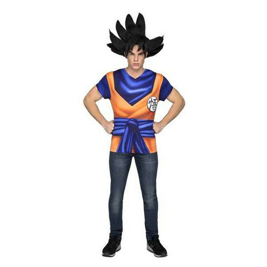 Man iklädd en Dragon Ball Goku inspirerad T-shirt och en svart, spretig peruk som representerar super saiyan-hårstil.