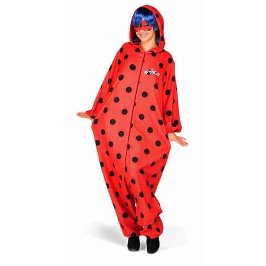 En kvinna bär en röd, säckig heldress med svarta prickar, designad som en nyckelpiga, komplett med huva och en matchande röd ögonmask.