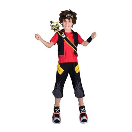 Ett glatt barn i en Zak Storm maskeraddräkt, klädd i röd tröja, svart väst, svarta byxor med gula detaljer och en axelrem med en färgglad dödskallefigur.