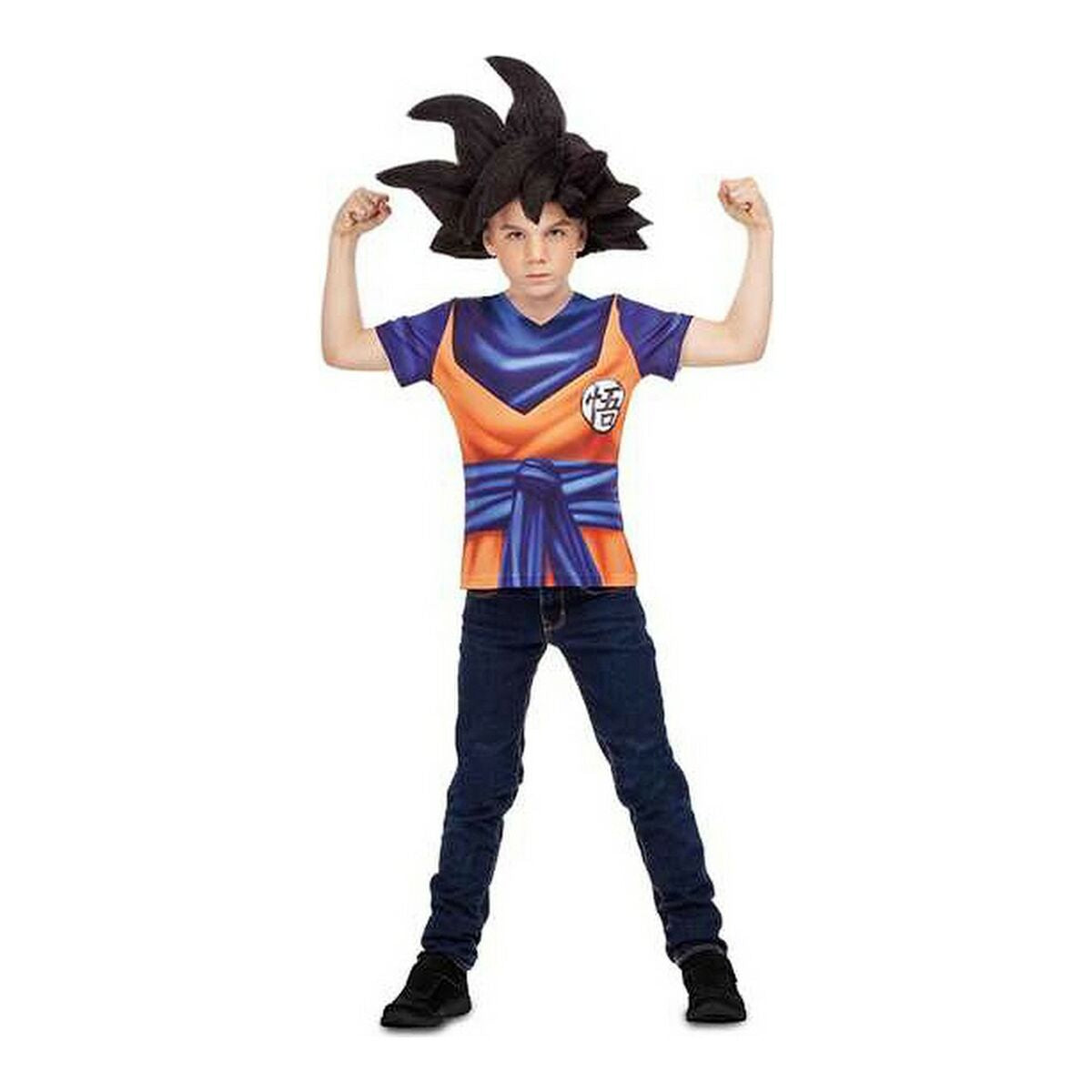 En ung pojke poserar kaxigt med armarna i luften iklädd en Goku-inspirerad T-shirt i orange och blått samt en stor svart peruk som imiterar Super Saiyan-hår.