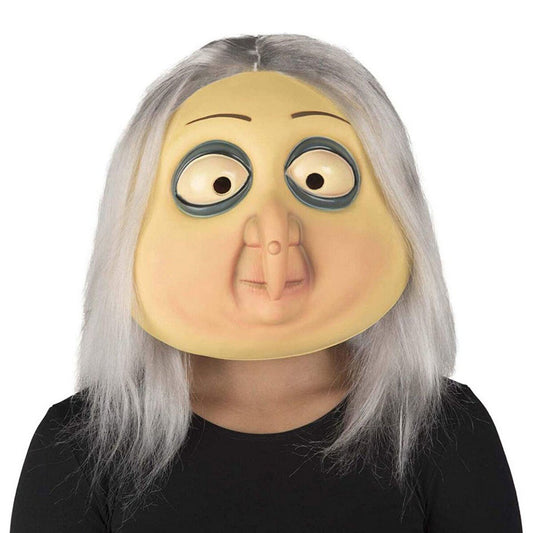 En mask föreställande Mormor från Addams Family med blek hy, stora stirrande ögon med mörka ringar och grått, rakt hår som ramar in ansiktet.