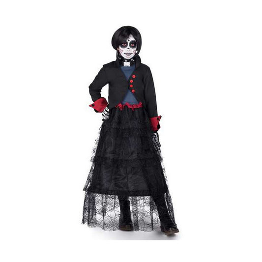 Ett barn klätt i en 'Dia de los Muertos'-inspirerad dräkt, bestående av en svart, lång kjol med spindelnätsmönster, en svart kort jacka med röda detaljer och en skallemakeup.