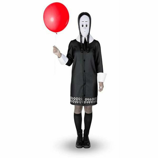 En person iklädd en mörk Wednesday Addams maskeraddräkt med en röd ballong.