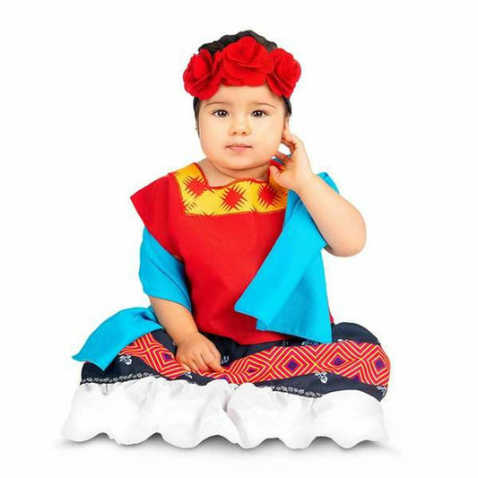 En söt bebis sitter nedklädd i en färgglad Frida Kahlo-inspirerad maskeraddräkt med en röd blomsterkrans på huvudet.