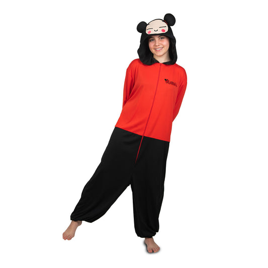 En kvinna ler och poserar i en röd och svart onesie maskeraddräkt med en svart huva som har ett tecknat ansikte med stora kinder och små öron.