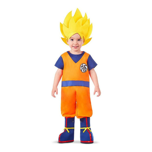En liten bebis poserar i en komplett Goku-inspirerad maskeraddräkt i orange och blått, komplett med ett stort, gult, spretigt peruk-huvudbonad.