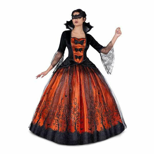 En kvinna bär en dramatisk maskeraddräkt i svart och orange med en stor kjol, sammetsöverdel och svart ögonmask.