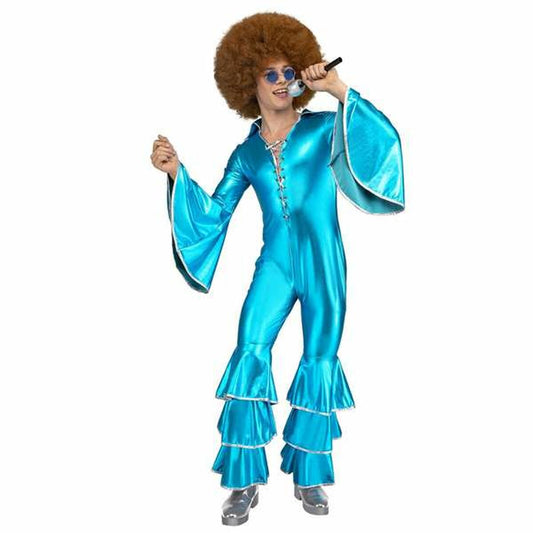 En man iklädd en åtsittande, blank turkosblå disco-jumpsuit med stora klockärmar och tre volanger vid anklarna, håller i en mikrofon och bär en stor brun afroperuk.