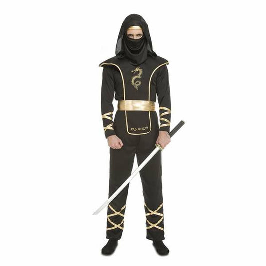 En vuxen man klädd i en svart ninjadräkt i storlek XXL med guldiga detaljer, inklusive ett brett bälte och korsade band runt smalbenen. Han bär en huva och mask som döljer ansiktet och håller ett långt vitt svärd i höger hand.
