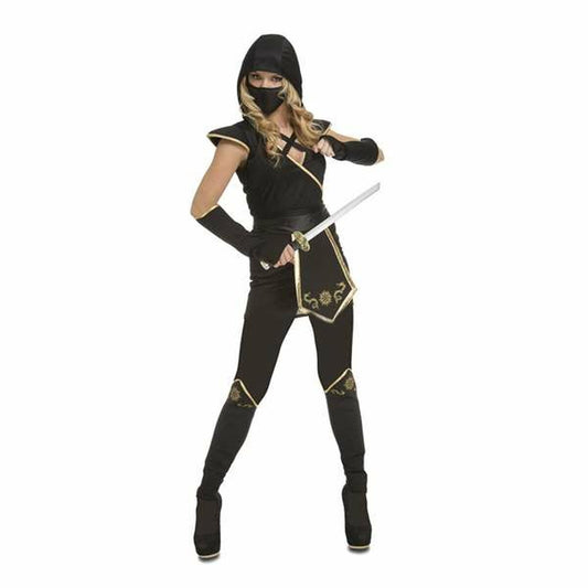 En kvinna i en helsvart ninja maskeraddräkt med gulddetaljer, huva och ansiktsmask, hon håller i ett svärd.