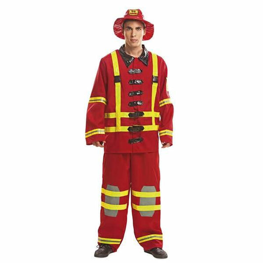 En man klädd i en röd och gul brandmansdräkt i storlek XXXL, komplett med matchande hjälm, står mot en vit bakgrund.