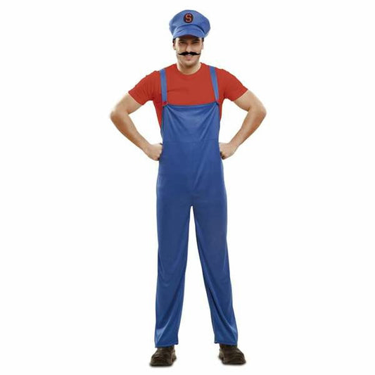 En vuxen man poserar i en festdräkt bestående av en röd t-shirt, blåa hängselbyxor, en blå keps med ett 'S' på och en svart mustasch.