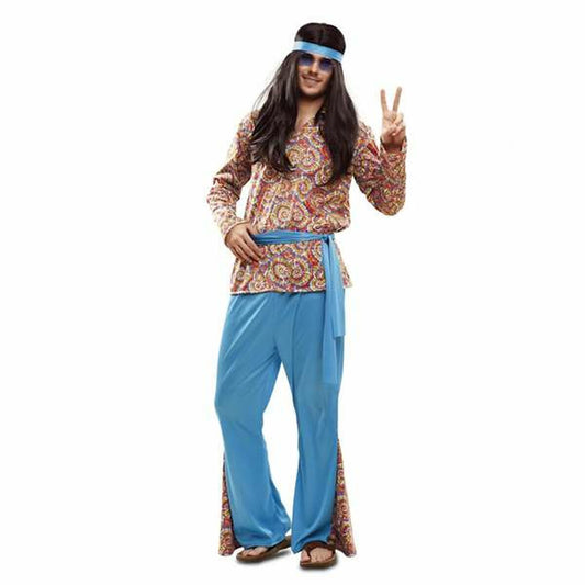 En man klädd i en vuxen Hippie maskeraddräkt i storlek XL, komplett med färgglad mönstrad skjorta, ljusblå byxor, midjeband och pannband.