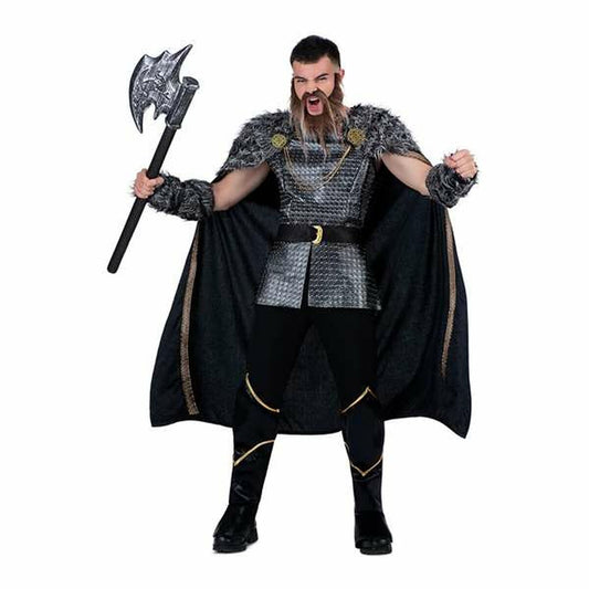 En vuxen man i en vikingamaskeraddräkt som håller en leksaksvikingayxa i handen, klädd i en silverfärgad tunika, mörk mantel och stövelskydd.