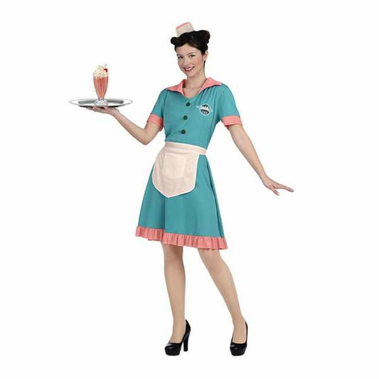 En kvinna i en turkos och rosa retro servitrisdräkt håller ett fat med en milkshake.