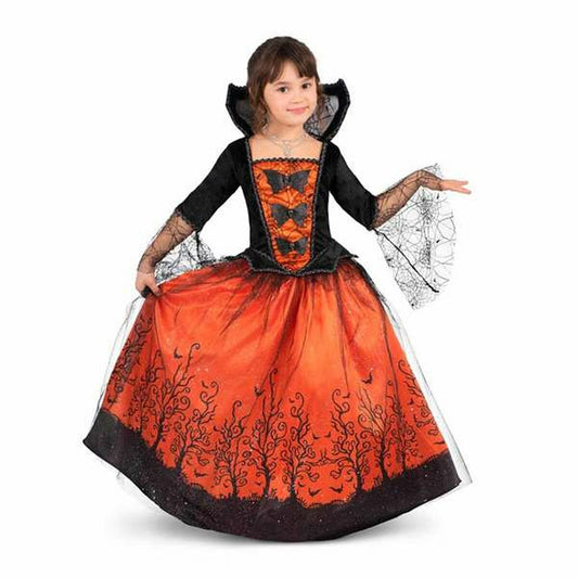 Ett ungt barn poserar glatt i en lång, voluminös maskeraddräkt i svart och lysande orange, med hög krage och långa ärmar med spindelnätseffekt.