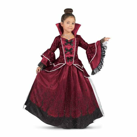 Ett ungt barn med uppsatt hår bär en extravagant vinröd och svart vampyrliknande maskeraddräkt med hög krage och svarta rosetter.