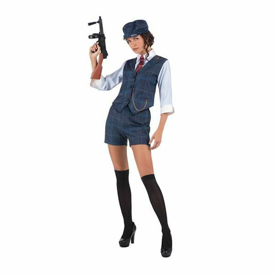 Kvinna i kort, blårutig gangsterdräkt med väst, keps, röd slips och knästrumpor, hon håller en leksakspistol.