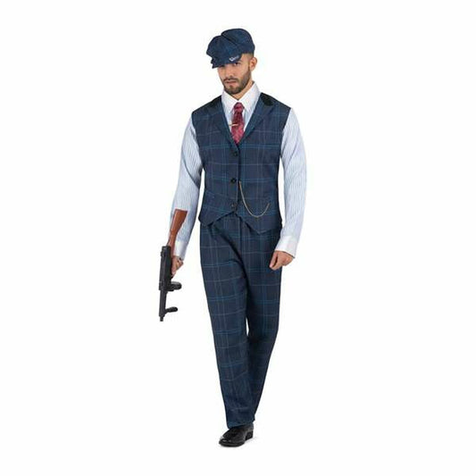 En man i en maskeradkostym föreställande en gangster, klädd i en blå, rutig kostym bestående av byxor och väst, en randig skjorta, röd slips och en matchande keps. Han håller en leksakspistol i handen.