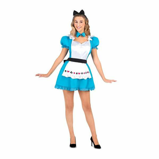 En kvinna i en blå och vit Alice i Underlandet-maskeraddräkt med puffärmar, ett vitt förkläde med spelkortssymboler och ett svart diadem.