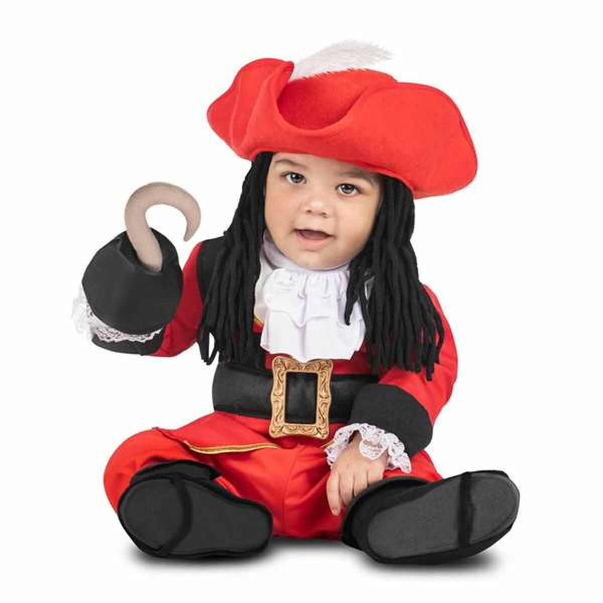 En glad bebis klädd i en röd och svart piratdräkt komplett med peruk, röd hatt och en krok på ena handen.