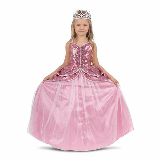 Ett barn som ler och håller ut kjolarna på en lång, rosa prinsessklänning i glansigt tyg med paljetter på överdelen och en tiara på huvudet.