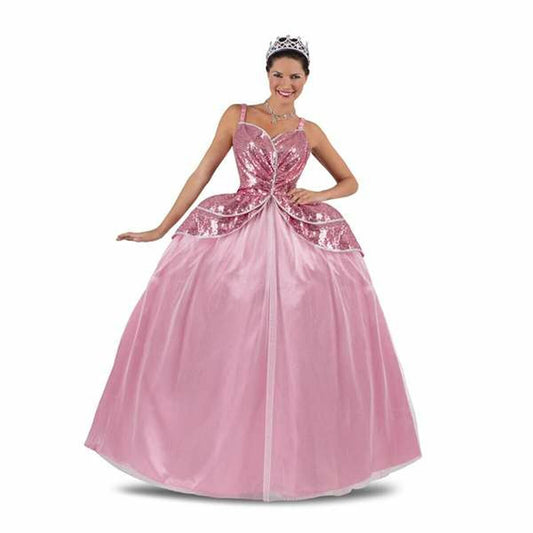 En kvinna ler glatt iklädd en stor, voluminös rosa prinsessklänning med paljettprydd överdel och ett litet diadem på huvudet.