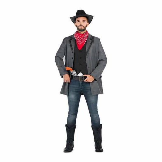 En man klädd i en komplett beväpnad man-maskeraddräkt med grå kavaj, svart väst, röd bandana, svart cowboyhatt, och har en leksakspistol i ett hölster vid bältet.