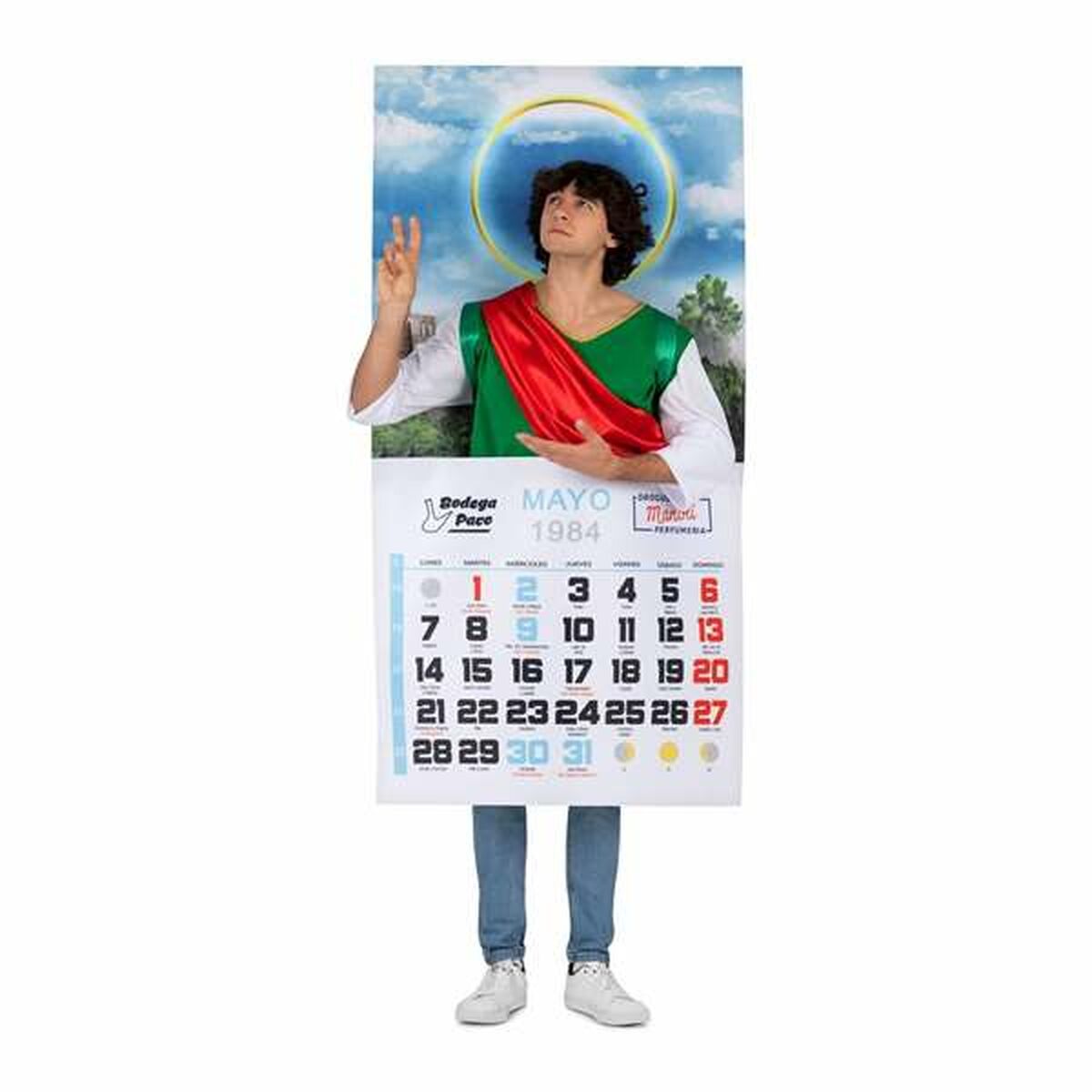 En vuxen klädd i en humoristisk maskeraddräkt som föreställer en kalender med en person och en gloria ovanför.