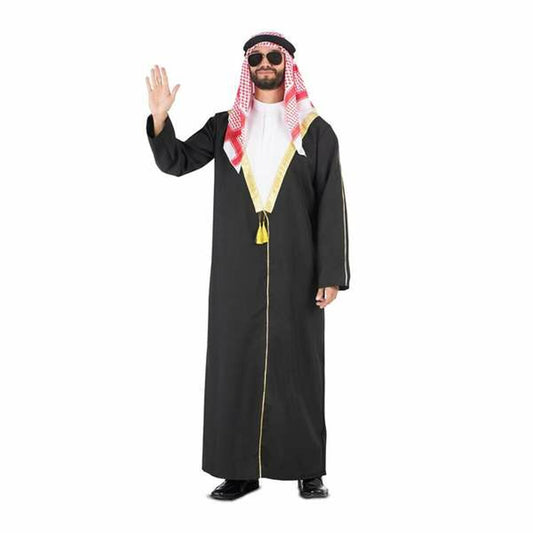 En man iklädd en svart arabisk prins maskeraddräkt med vit undertröja, gulddetaljer, rödvit keffiyeh och solglasögon vinkar mot kameran.