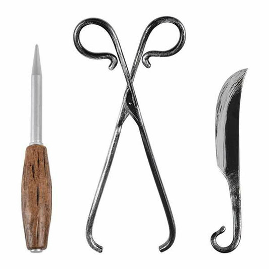 En bild som visar tre Halloween-accessoarer i mörk metallfinish: en tång, ett verktyg med träfärgat handtag och en krokig kniv.