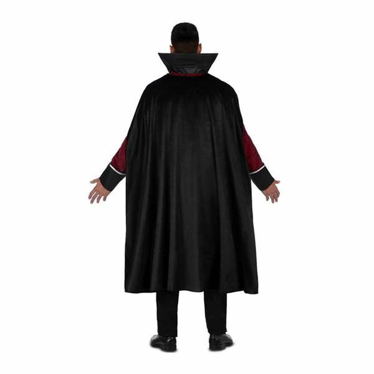 Bakifrån sett bild på en vuxen som bär en lång, svart mantel med hög krage och röda inslag på ärmarna, passande för en vampyrdräkt.