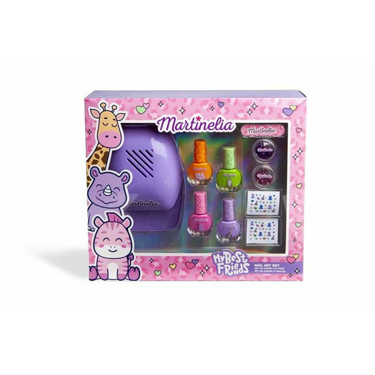 Förpackning till ett nagellackset med fyra nagellack, glitter och en lila nageltork dekorerad med tecknade djurvänner som giraff och noshörning.