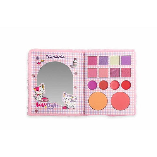 Ett öppet, rosa plyschfodrat sminkset för barn med motiv av två tecknade katter, Lulu & Duki, ett spegelfönster och flera paletter med ögonskuggor och rouge i lila, rosa och orange toner.