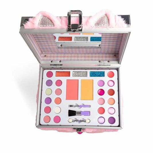 Öppen silverfärgad sminkväska med rosa fuskpäls och kattöron på locket, som avslöjar ett stort sortiment av rosa, lila, orangea och glittriga ögonskuggor, rouge och applikatorborstar.