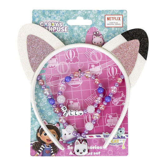 En produktförpackning som innehåller ett rosa bijouterisett med ett diadem med vita och rosa glitterkattöron, ett pärlarmband och ett pärlhalsband med bokstavsberlocker, allt med tema från Gabby's Dollhouse.