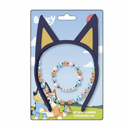 Förpackning med ett mörkblått diadem med guldfärgade kattöron, ett pärlhalsband med bokstavsberlocker som stavar BLUEY, och ett matchande pärlarmband i färgerna rosa, blått och orange.