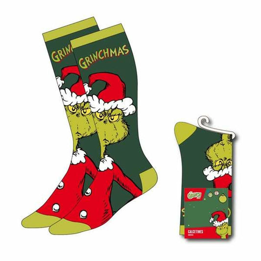 Ett par gröna knästrumpor med tryck av Grinchen i röd tomtedräkt och texten 'GRINCHMAS'.