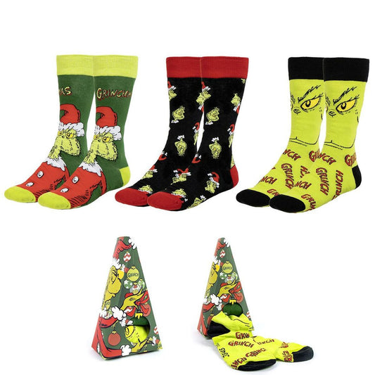 Ett set med tre olika par Grinch-motiv strumpor för pojkar, förpackade i en unik julgransformad kartong.