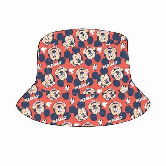 En röd bucket hat (hinkhatt) täckt med ett repeterande mönster av Musse Pigg i olika poser och texten "MICKEY" på en mörkblå bakgrund.