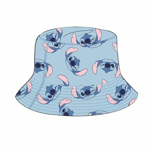 En ljusblå bucket hat täckt med ett mönster av den blå Disney-figuren Stitch som ler och vinkar.