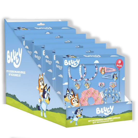 Ett displayställ fyllt med blåa kartonger som innehåller Bluey BFF accessoarer, inklusive halsband, hårklämmor och scrunchies med Bluey-motiv.