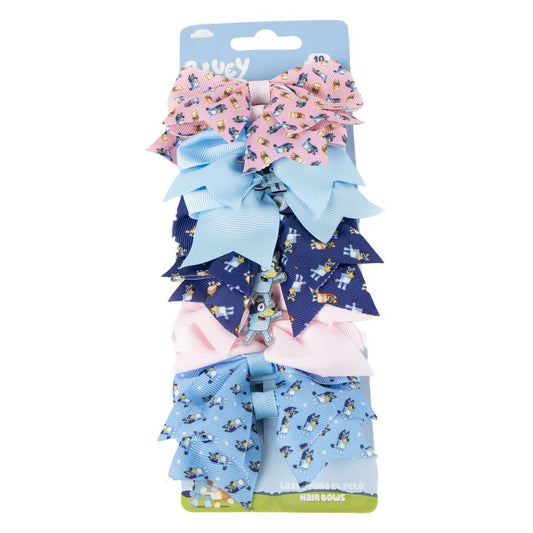 Ett paket med tio hårspännen i form av rosetter i nyanserna rosa, ljusblått och mörkblått, dekorerade med motiv av karaktären Bluey.